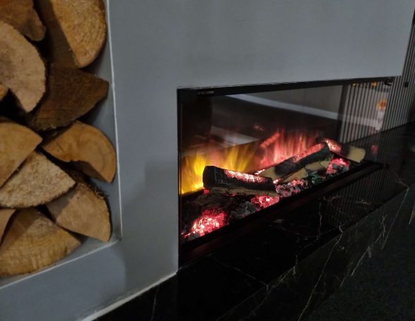 Flamerite E-FX fire close up, with real wooden logs 